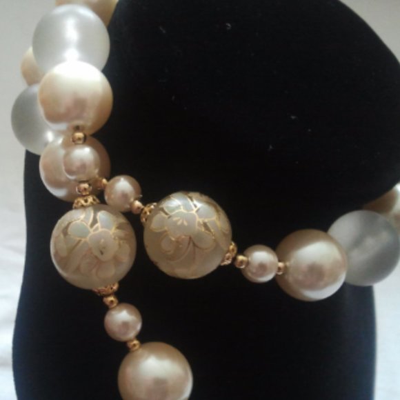 Vintage Jewelry - 1980's Cream and gold tone Made in Japan necklace